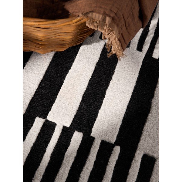 Melnbalts ar rokām darināts vilnas paklājs 120x180 cm Stryve Pulse – Elle Decoration-image-3
