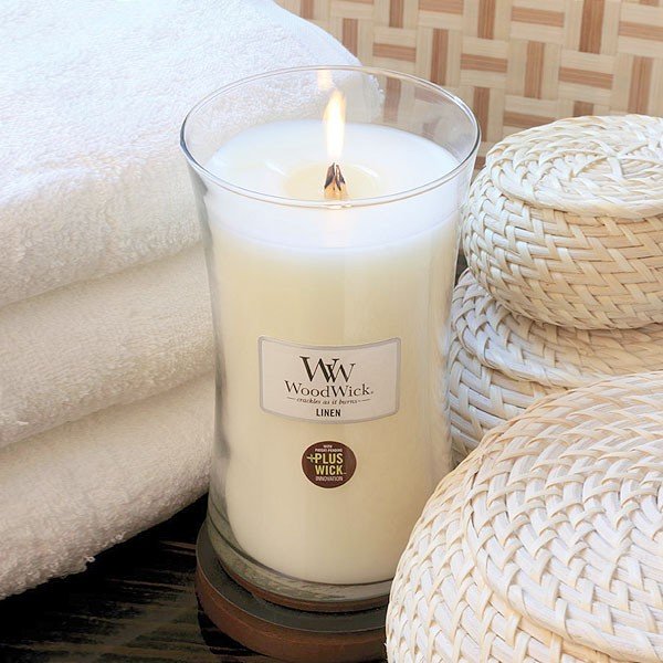 Svece ar svaigi mazgātas veļas aromātu WoodWick, degšanas laiks 110 stundas-image-1