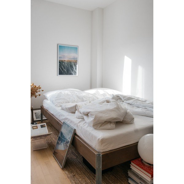 Brūna priedes masīvkoka divvietīga gulta ar redelēm 180x200 cm Core – Karup Design-image-4