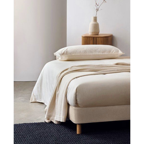 Bēša polsterēta vienvietīga gulta 90x200 cm Ofelia – Kave Home-image-1