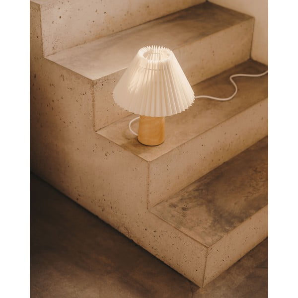 Bēša/dabīga toņa gumijkoka masīvkoka galda lampa ar auduma abažūru (augstums 33 cm) Benicarlo – Kave Home-image-1