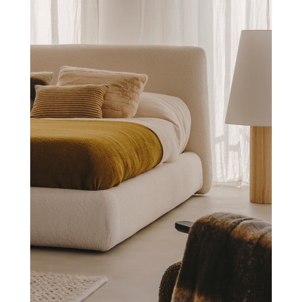 Bēša polsterēta divvietīga gulta 180x200 cm Martina – Kave Home-image-1