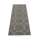 Tumši pelēks iekštelpu un āra celiņa paklājs 70x200 cm Boo Charcoal Linen – Pappelina
