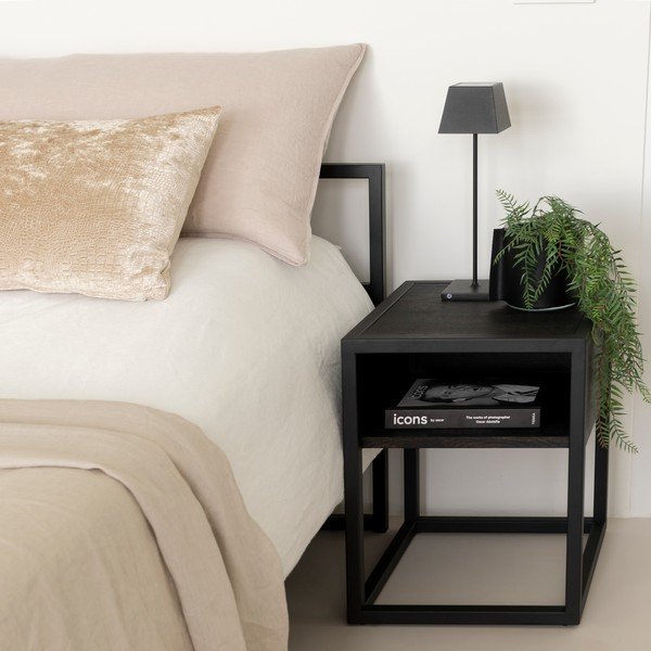 Melns ozola masīvkoka naktsskapītis ar plauktiem Diva – Spinder Design-image-1