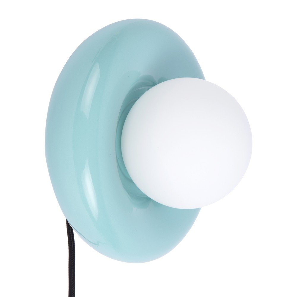 Gaiši zila keramikas sienas lampa ar