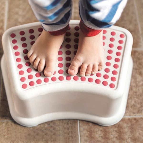 Balts taburete ar zilām detaļām Addis Booster Step-image-1