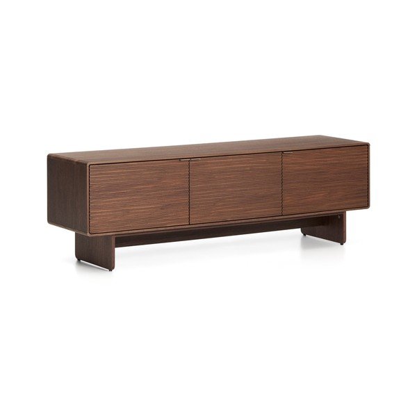 Tumša dabīga toņa TV galdiņš ar riekstkoka imitāciju 150x46x40 cm Norlen – Kave Home