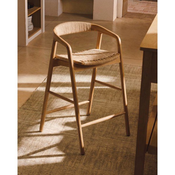 Dabīga toņa ozola masīvkoka bāra krēsls ar roku balstiem (sēdekļa augstums 65 cm) Derile – Kave Home-image-1