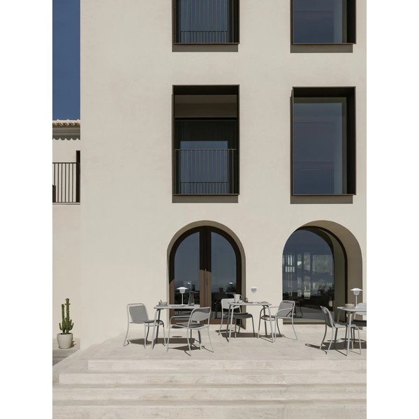 Gaiši pelēks metāla dārza krēsls Yua Wire – Blomus-image-3