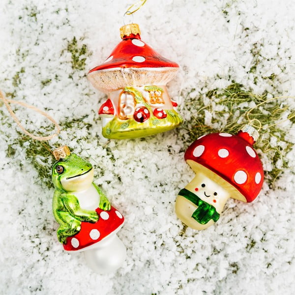 Stikla ar rokām izgatavots Ziemassvētku eglītes rotājums ø 6 cm Mushroom House – Sass & Belle-image-1