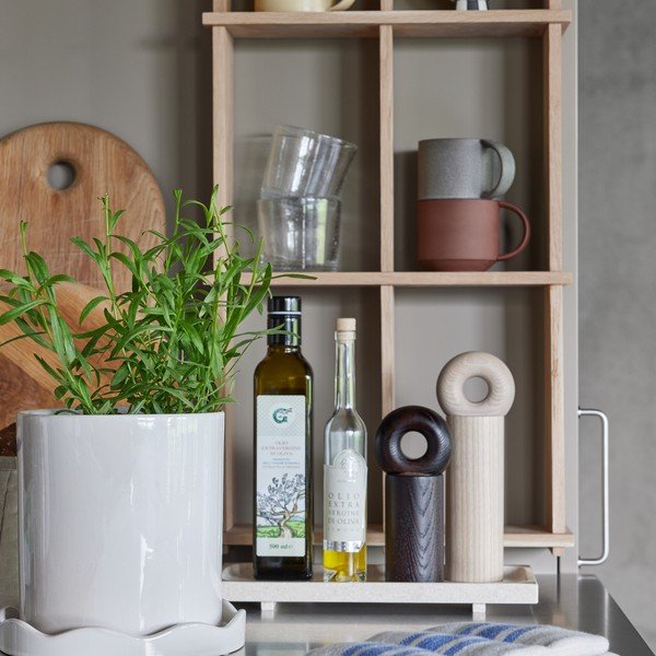 Akmensmasas ar rokām radīts puķu poda apvalks ø 16,5 cm Nami – OYOY Living Design-image-1