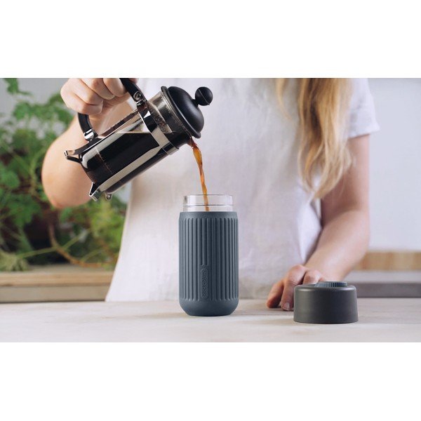 Tumši pelēka stikla ceļojumu krūze 340 ml – Black + Blum-image-4