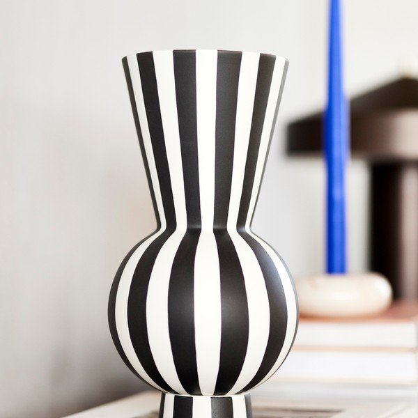 Balta/melna akmensmasas rokām darināta vāze (augstums 28 cm) Toppu – OYOY Living Design-image-1