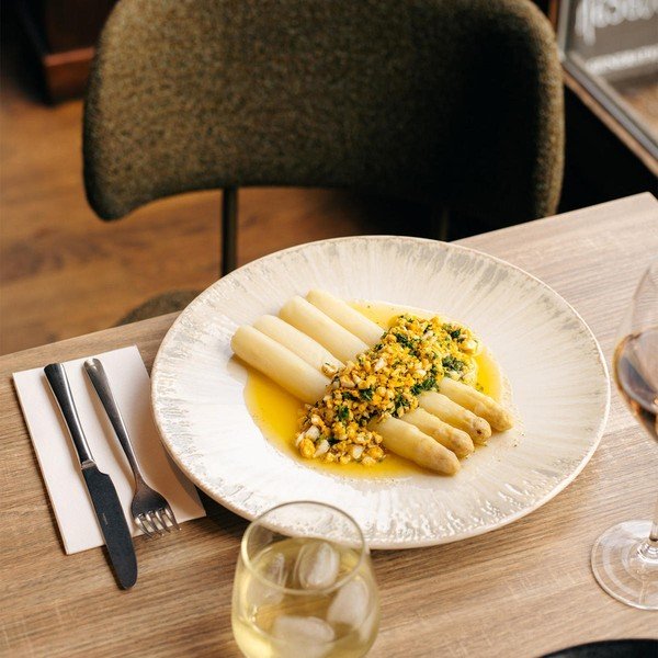 Gaiši pelēks servēšanas porcelāna šķīvis ø 32 cm Nuance – BonBistro-image-2