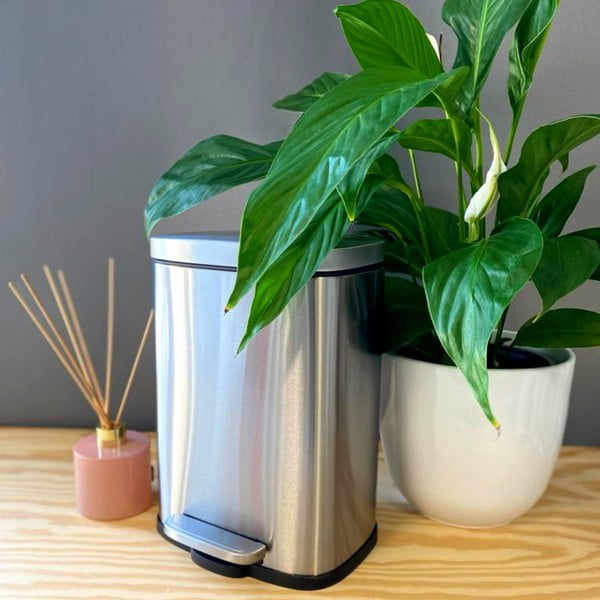 Matētas sudraba krāsas tērauda atkritumu tvertne ar pedāli 5 l   Akira – Spirella-image-1