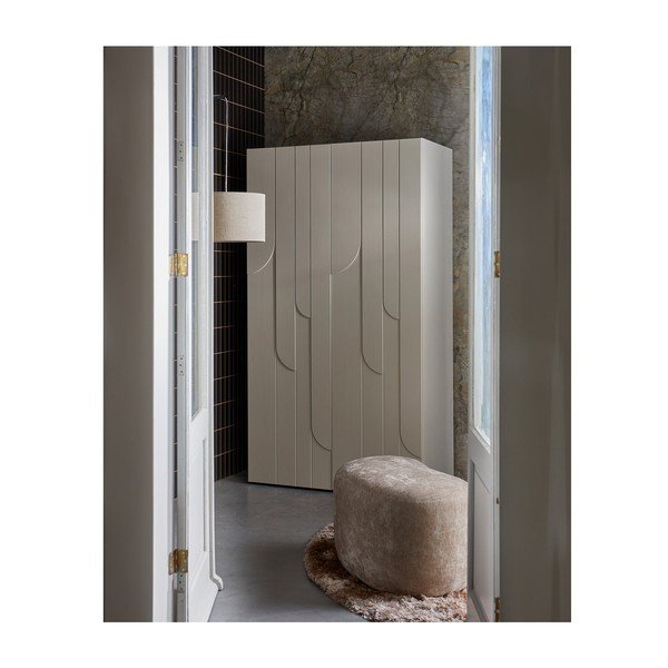 Gaiši pelēks priedes masīvkoka drēbju skapis 110x200x57 cm Rain – WOOOD-image-1