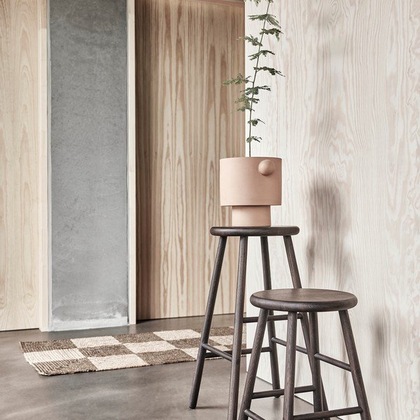 Tumša dabīga toņa oša masīvkoka bāra taburete (sēdekļa augstums 65 cm) Moto – OYOY Living Design-image-1