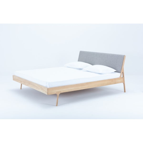 Pelēka/dabīga toņa mīksta ozolkoka divguļamā gulta 140x200 cm Fawn – Gazzda-image-1