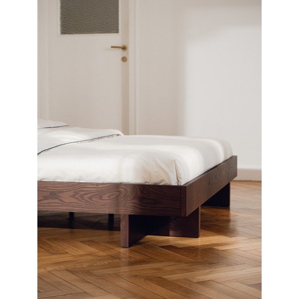 Brūna divvietīga gulta no MDF ar oškoka imitāciju bez galvgaļa ar redelēm 160x200 cm Kito – noo.ma-image-2