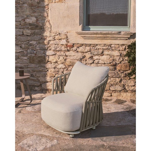 Krēmkrāsas/pelēkbrūns polsterēts dārza atpūtas krēsls Osani – Kave Home-image-1