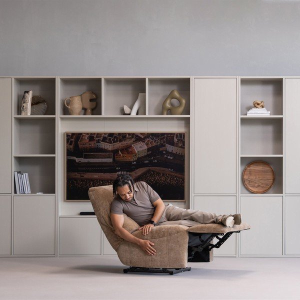 Gaiši brūns atgāžams velveta relaksējošs atpūtas krēsls Hein – WOOOD-image-1