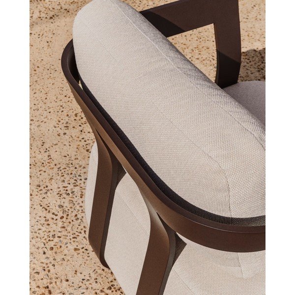 Brūns/krēmkrāsas polsterēts dārza atpūtas krēsls Tamaris – Kave Home-image-2