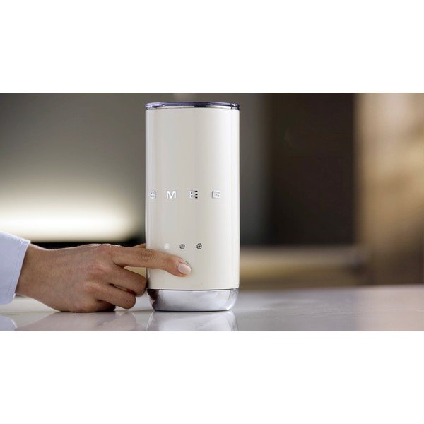 Krēmkrāsas plastmasas elektriskais piena putotājs 120 ml – SMEG-image-3