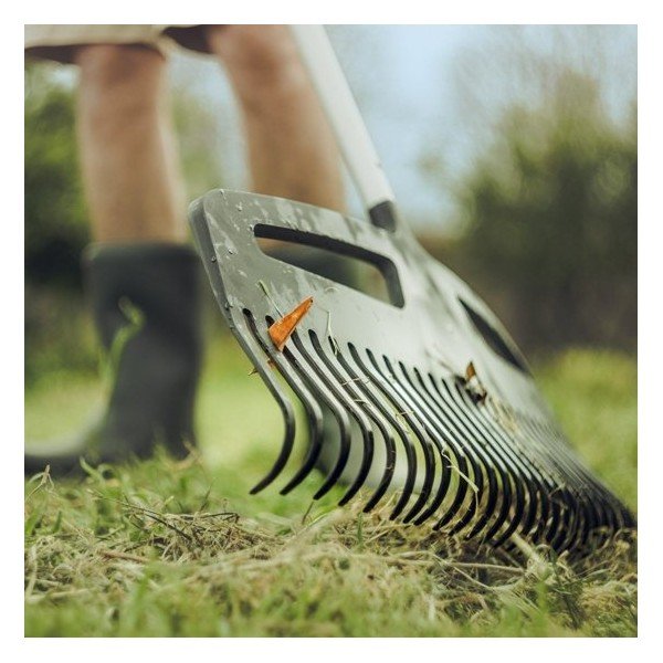Melns alumīnija grābeklis ar rokturi Fiskars Xact, platums 49 cm-image-1