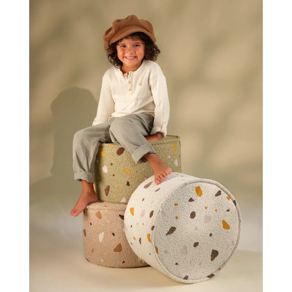 Gaiši brūns bērnu pufs no buklē/šenila auduma Terrazzo – Wigiwama-image-4