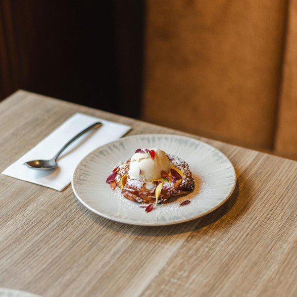 Gaiši pelēks deserta porcelāna šķīvis ø 21 cm Nuance – BonBistro-image-1