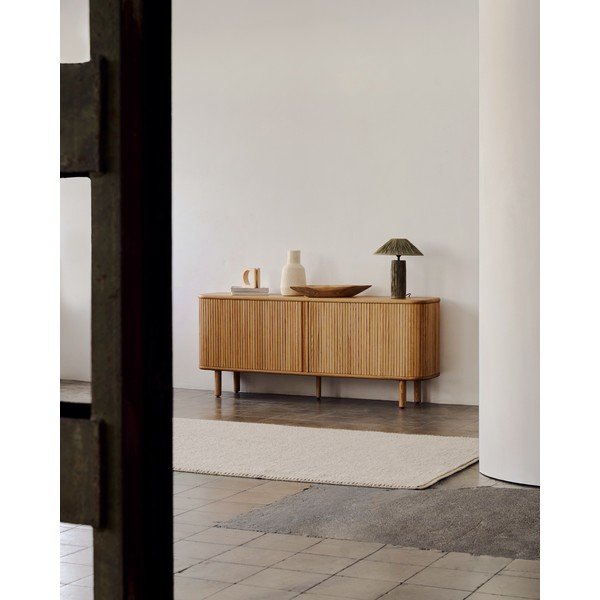 Dabīga toņa kumode ar oškoka imitāciju ar bīdāmām durvīm 180x75,5x40 cm Mailen – Kave Home-image-1