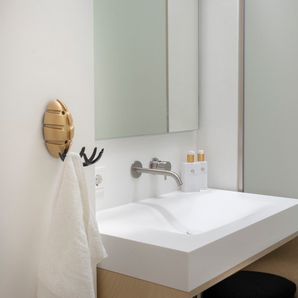 Melns/zelta krāsas plastmasas sienas āķis Bug – Spinder Design-image-1