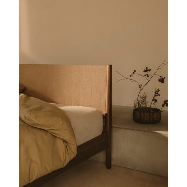 Tumši brūna valrieksta masīvkoka divvietīga gulta ar redelēm 180x200 cm Elan – Kave Home-image-2