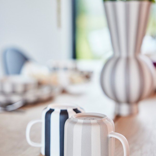 Bēša akmensmasas rokām darināta vāze (augstums 28 cm) Toppu – OYOY Living Design-image-3