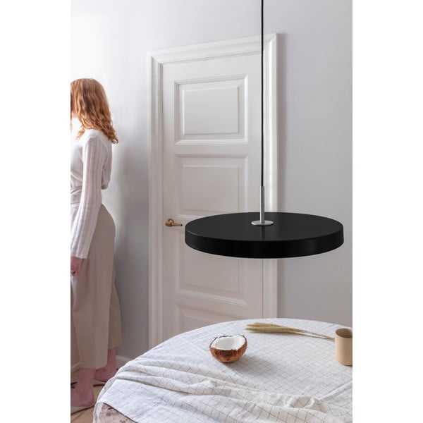 Melna LED piekaramā lampa ar regulējamu spilgtumu un metāla abažūru ø 43 cm Asteria Plus Medium – UMAGE-image-1