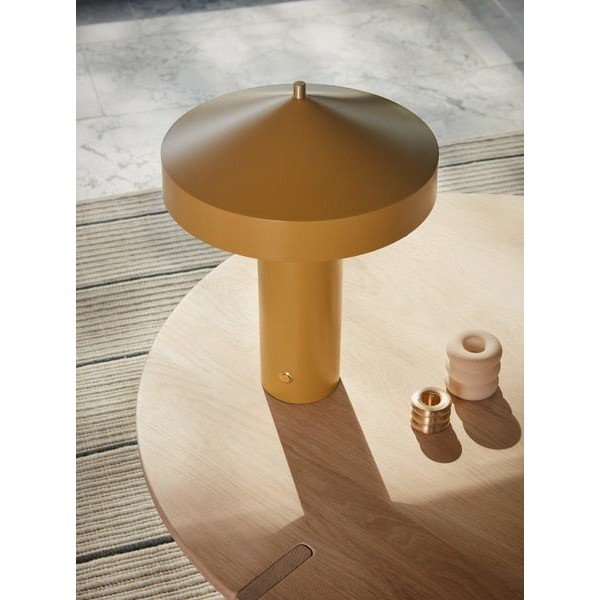 Okera dzeltena metāla galda lampa (augstums 41 cm) Hatto – OYOY Living Design-image-2