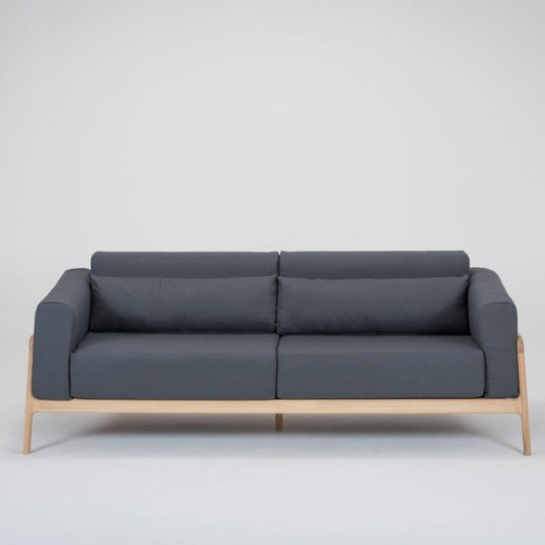 Zili pelēks trīsvietīgs dīvāns ar masīvkoka konstrukciju Gazzda Fawn