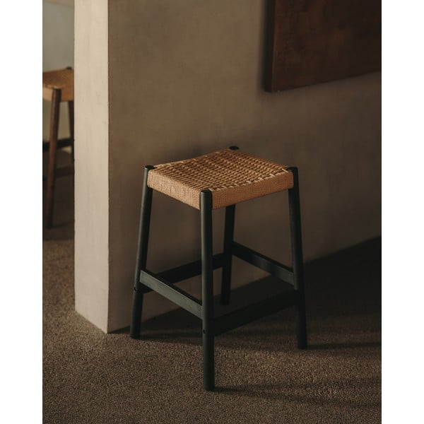 Melnas/dabīga toņa ozola masīvkoka bāra taburetes (2 gab.) (sēdekļa augstums 66 cm) Yalia – Kave Home-image-1