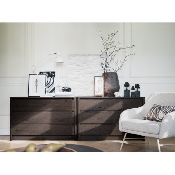 Tumša dabīga toņa kumode ar ozolkoka imitāciju 110x70x45 cm Melstone – Rowico-image-3