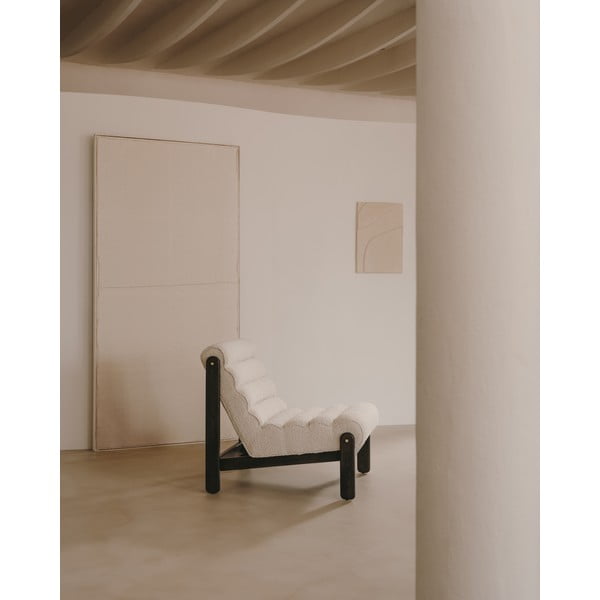 Balts atpūtas krēsls no buklē auduma Magira – Kave Home-image-1