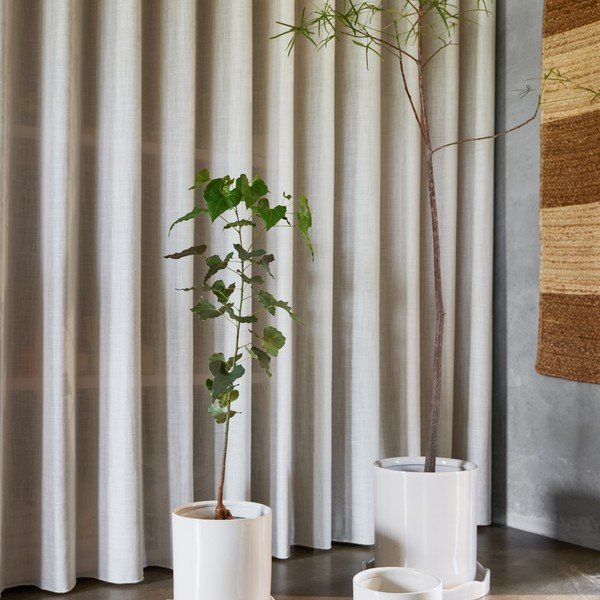 Akmensmasas ar rokām radīts puķu poda apvalks ø 16,5 cm Nami – OYOY Living Design-image-2