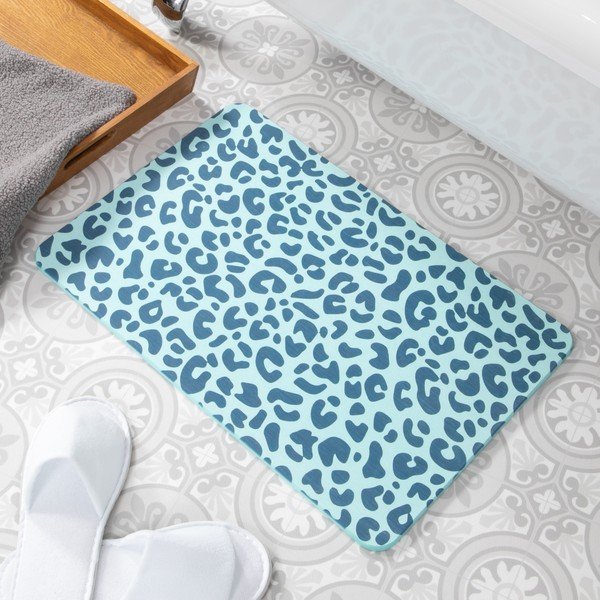 Gaiši zils vannas istabas paklājs 39x60 cm Leopard – Artsy Doormats-image-1