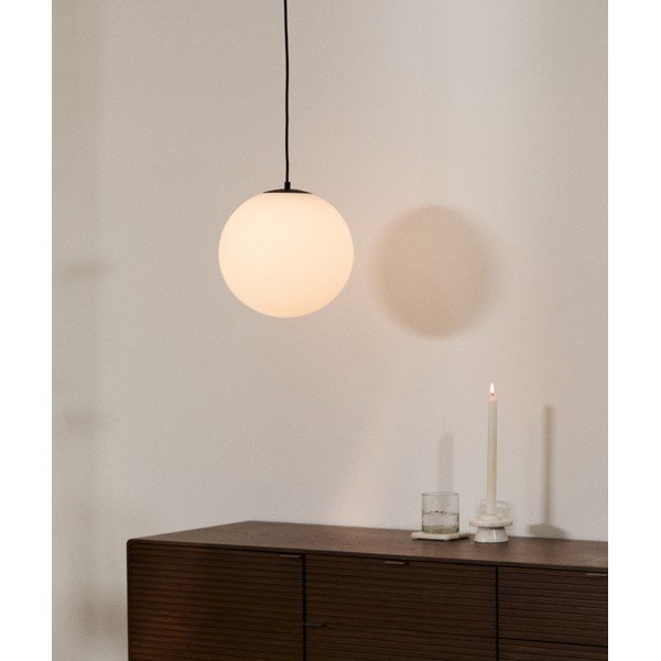 Balta/melna metāla piekaramā lampa ar stikla abažūru ø 30 cm Brisia – Kave Home-image-1