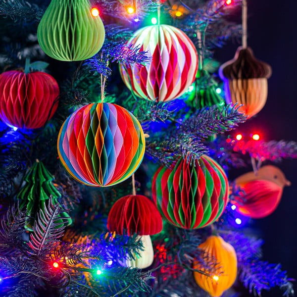 Papīra ar rokām izgatavots Ziemassvētku eglītes rotājums ø 8 cm Honeycomb Apple – Sass & Belle-image-2