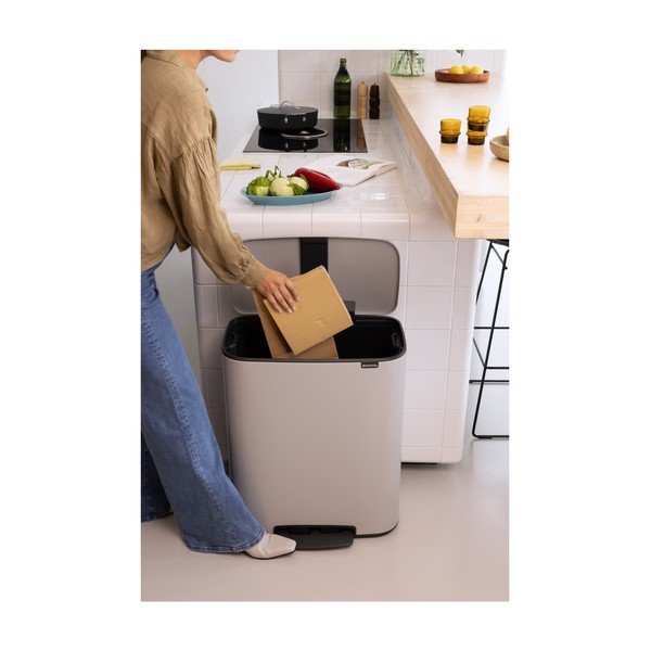 Gaiši pelēka tērauda atkritumu tvertne ar pedāli 60 l Bo – Brabantia-image-1