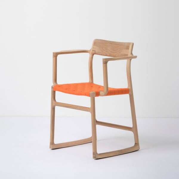 Ēdamistabas krēsls no ozolkoka masīvkoka ar roku balstiem un oranžu sēdekli Gazzda Fawn