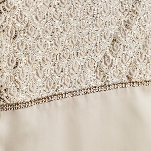 Galda celiņš no mikrosatīna 32x220 cm Deco Sequin – Catherine Lansfield-image-1