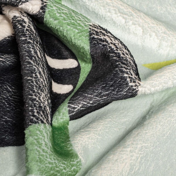 Gaiši zaļa bērnu sega no mikrošķiedras 140x110 cm Panda – Moshi Moshi-image-1