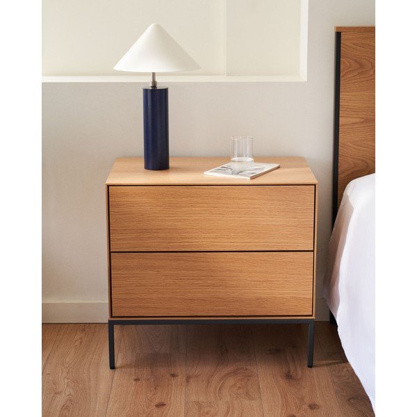 Dabīga toņa naktsskapītis ar ozolkoka imitāciju Vedrana – Kave Home-image-1