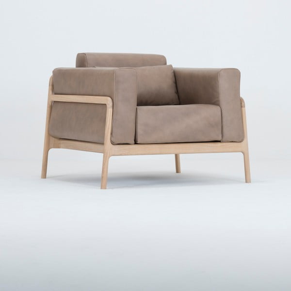 Gaiši brūns bifeļu ādas krēsls ar masīvkoka konstrukciju Gazzda Fawn